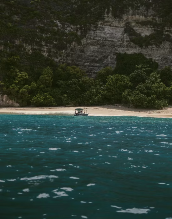boat-trip-tropical-islands-incredible-view-beach-rocks-bali-nusa-penida-nusa-lembongan_1321-3294