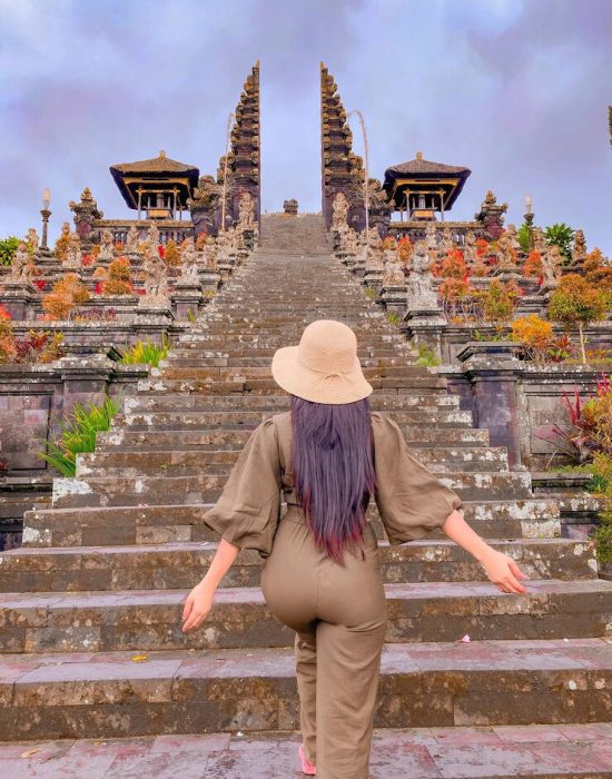 full-length-rear-view-woman-temple-against-building_1048944-13375004