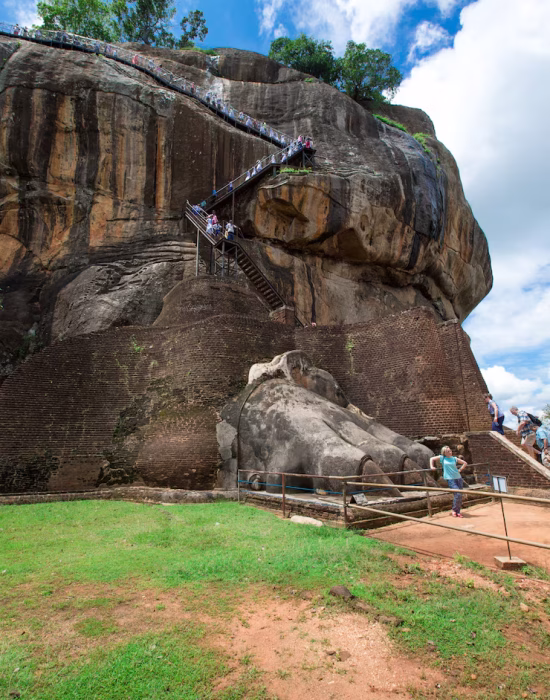 sigiriya-lion-rock-fortress-sri-lanka_87394-3343