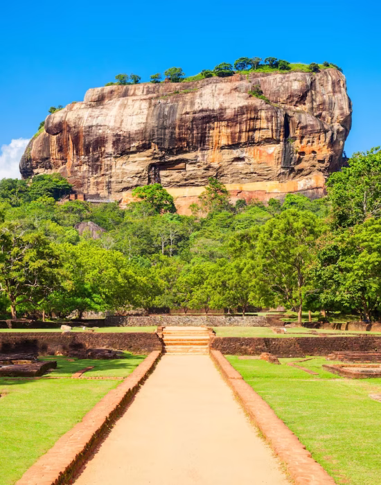 sigiriya-rock-lion-rock-is-ancient-fortress-near-dambulla-sri-lanka-sigiriya-is-unesco-world-heritage-site_78361-9419